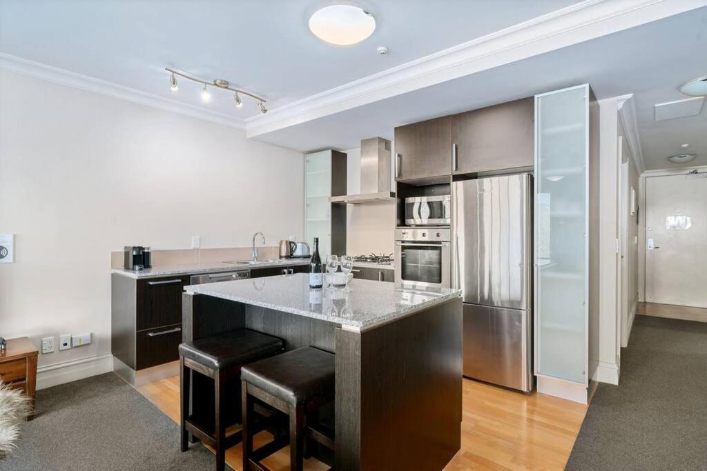 The Beacon - 2 Bedroom Luxe Apartment ควีนส์ทาวน์ ภายนอก รูปภาพ