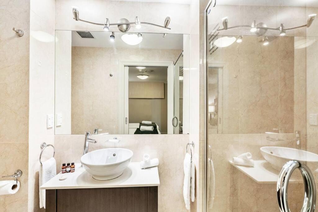 The Beacon - 2 Bedroom Luxe Apartment ควีนส์ทาวน์ ภายนอก รูปภาพ